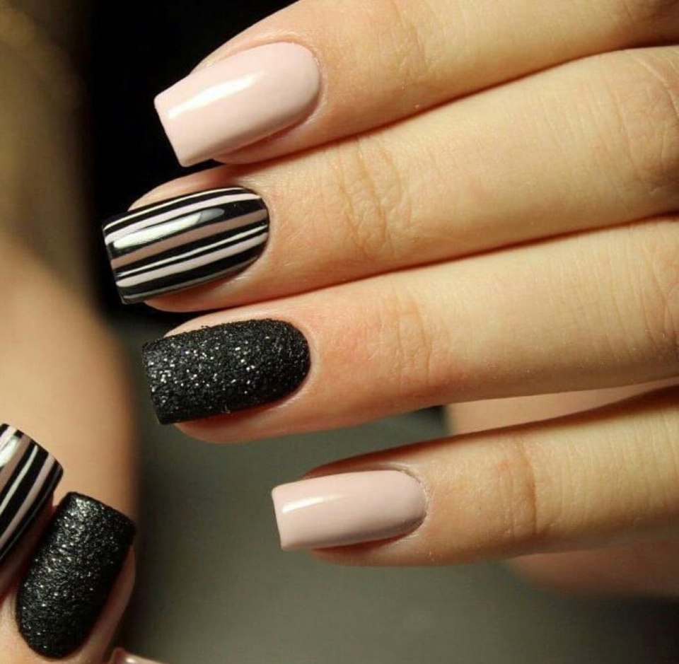 Черно бежевые ногти миндаль с серебром