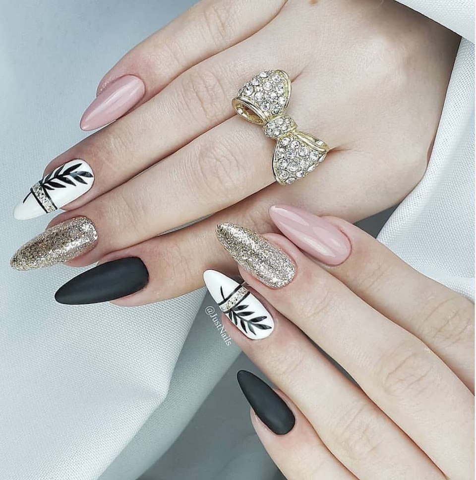 Маникюр бежевый с серебром миндаль