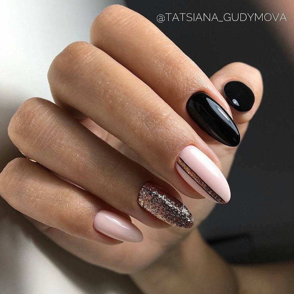 Коричневый маникюр со стразами