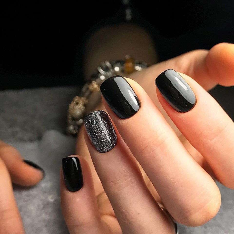 Маникюр чёрный с розовым матовый