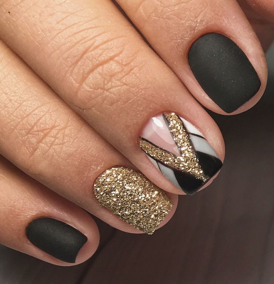 Ногти бежевые с черным