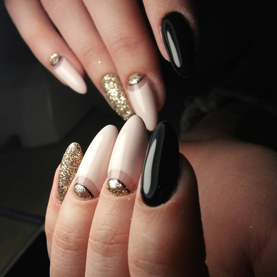 Маникюр с блестящей полоской