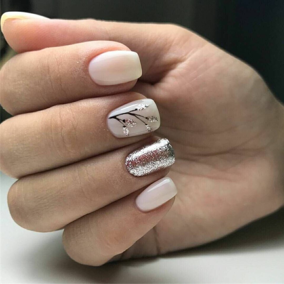 Маникюр беж черный серебро