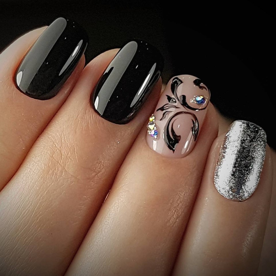 Стильный квадратный маникюр