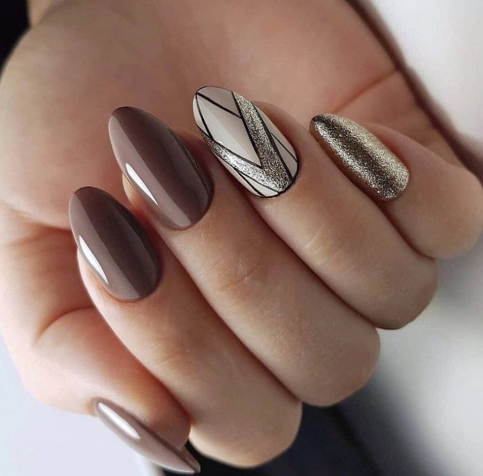 Маникюр бежевый с черным