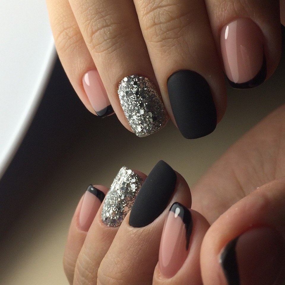 Маникюр матовый с блестяшками