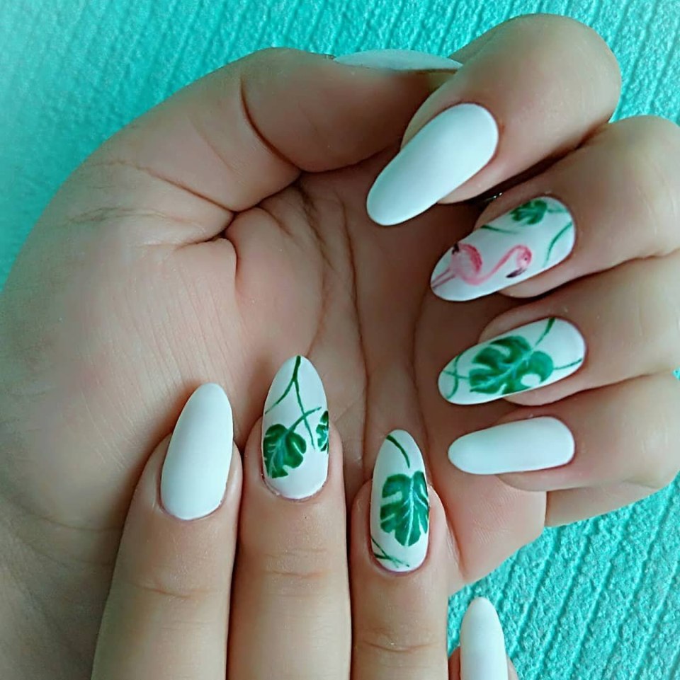 Маникюр с листиками