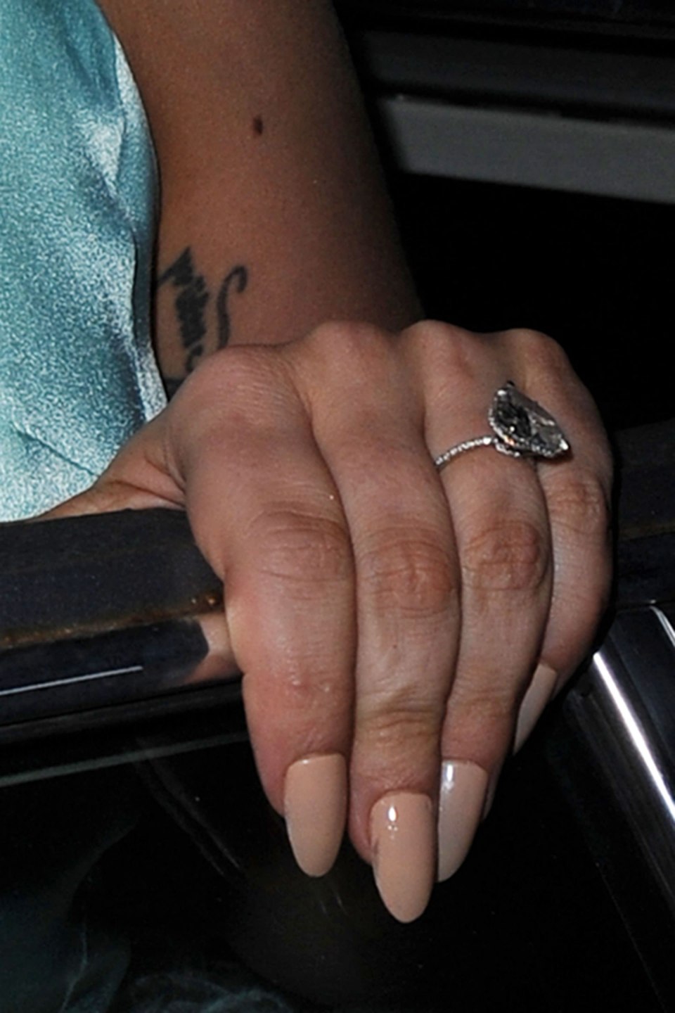 Леди Гага два пальца без ногтей