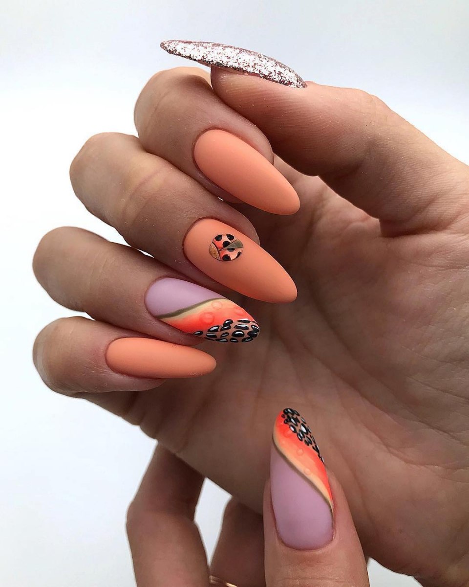 Яркий маникюр на миндалевидных ногтях