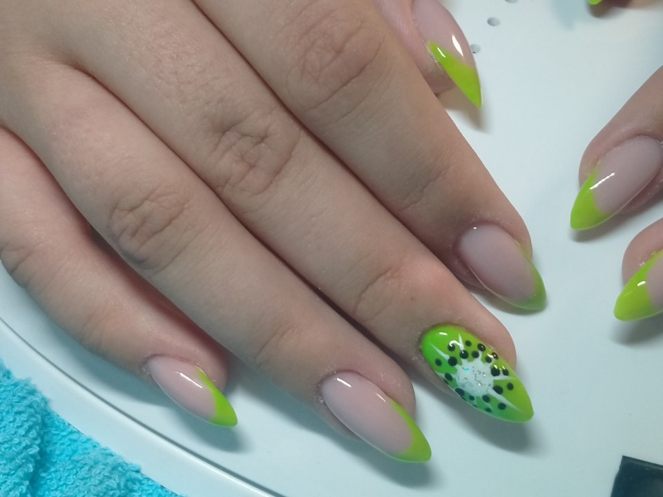 Маникюр на короткие ногти кислотные цвета
