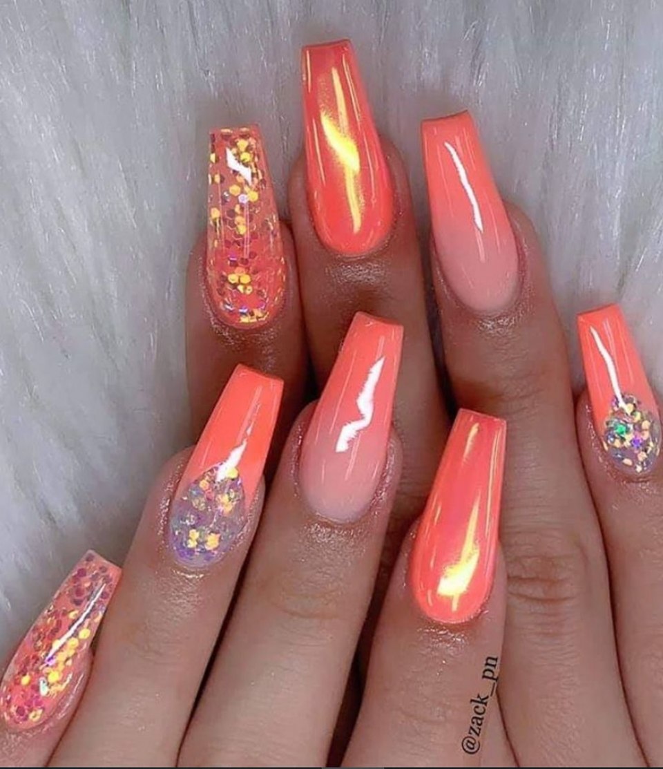 Яркий коралловый маникюр на длинные ногти