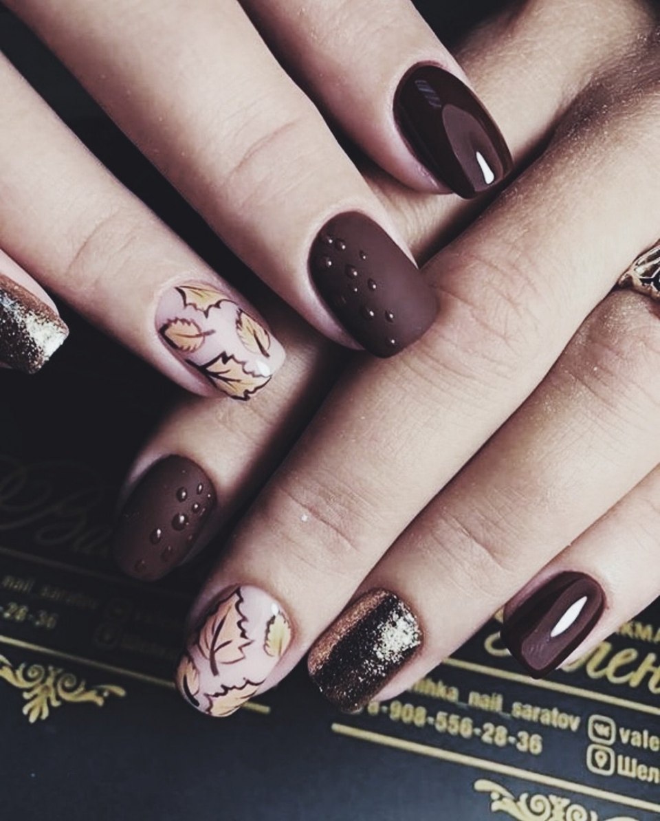 Маникюр на короткие ногти в темных тонах