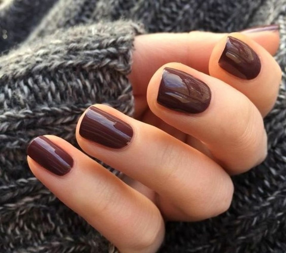 Коричневый маникюр