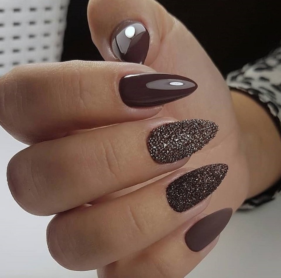 Бордовый маникюр