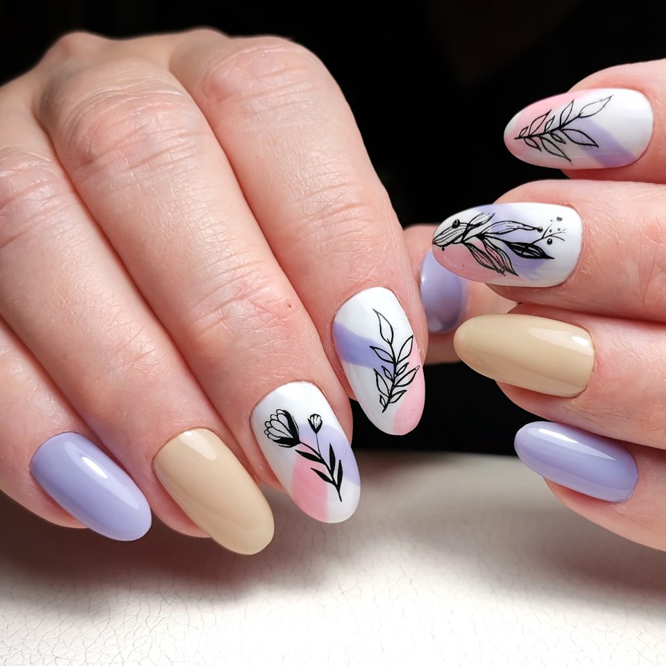 Нежный маникюр с веточкой