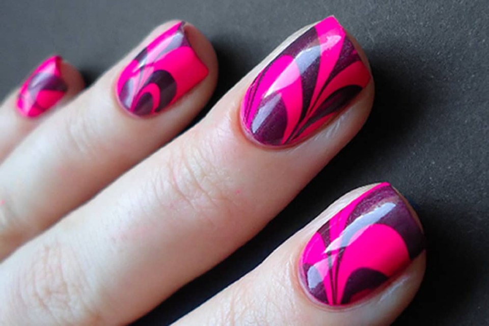 Маникюр яркого розового цвета с разводами