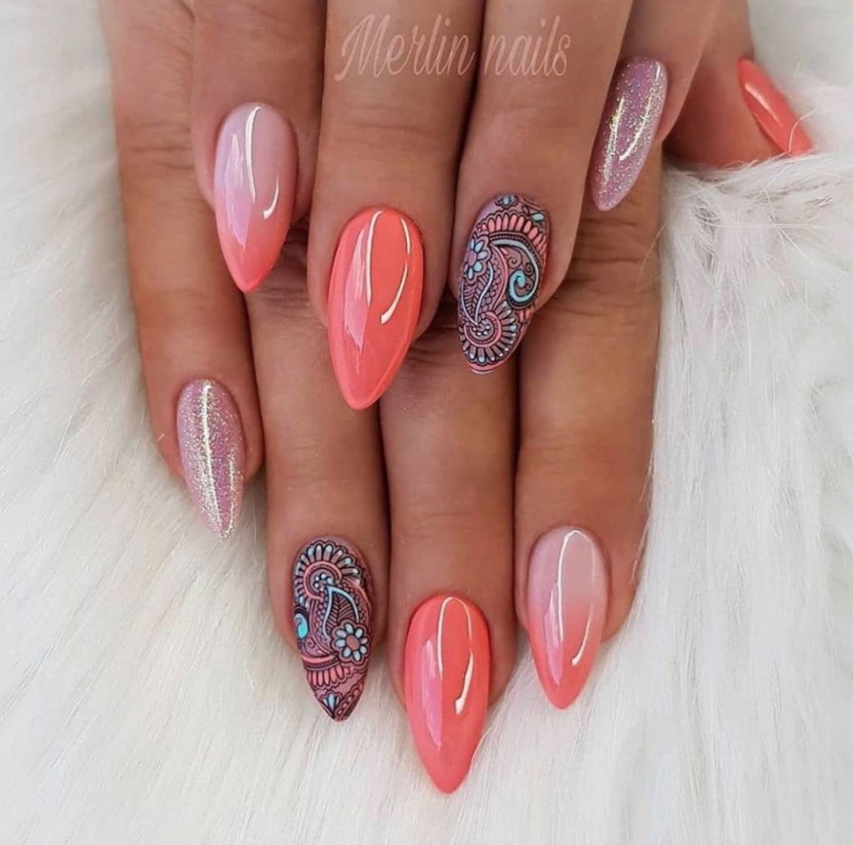 Коралловые ногти со стразами