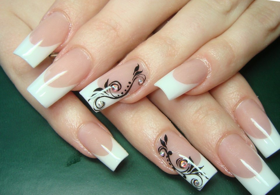 Бежевые ногти со стразами