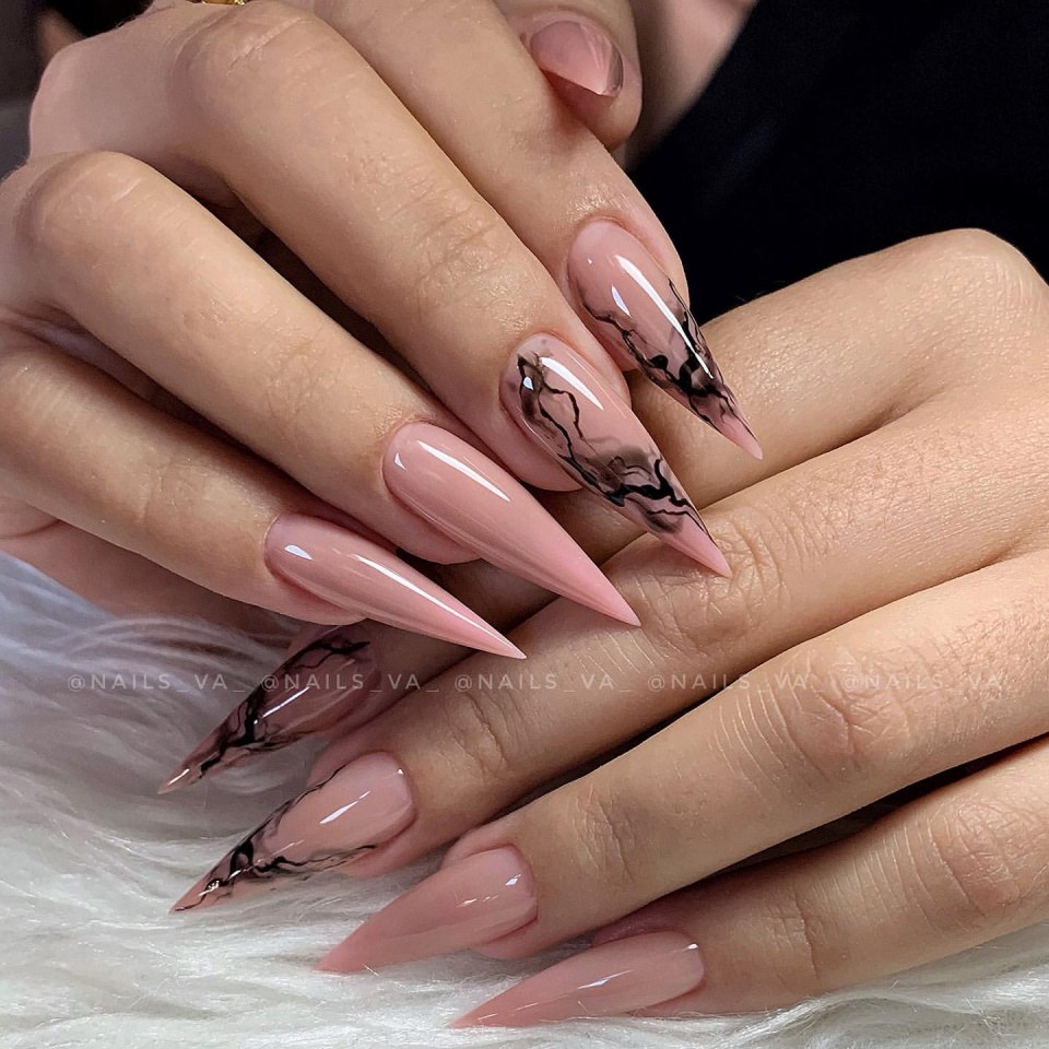 Прозрачный маникюр с дизайном на длинные ногти