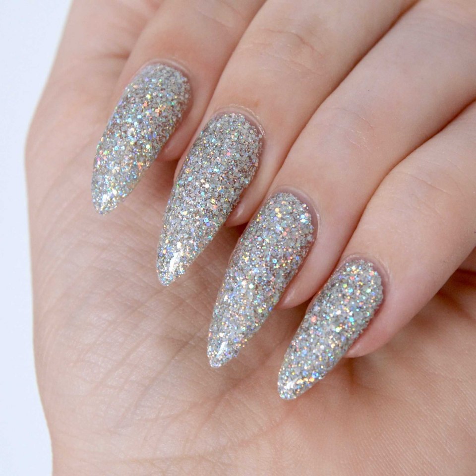 Маникюр с блёстками на короткие ногти