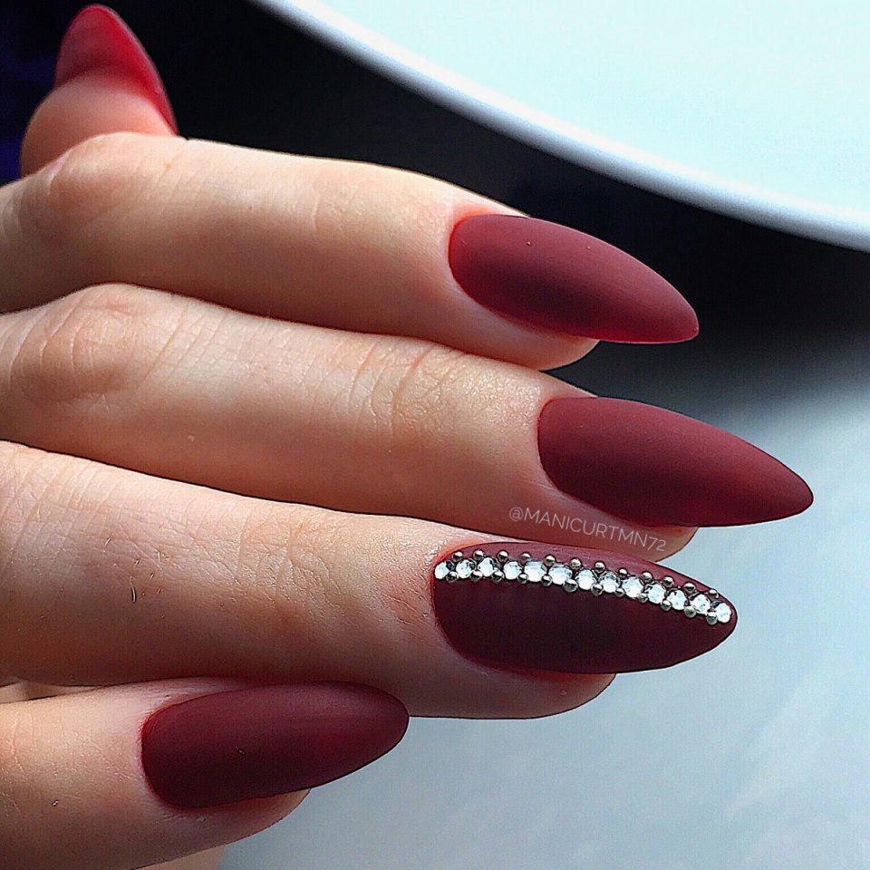 Белый матовый маникюр