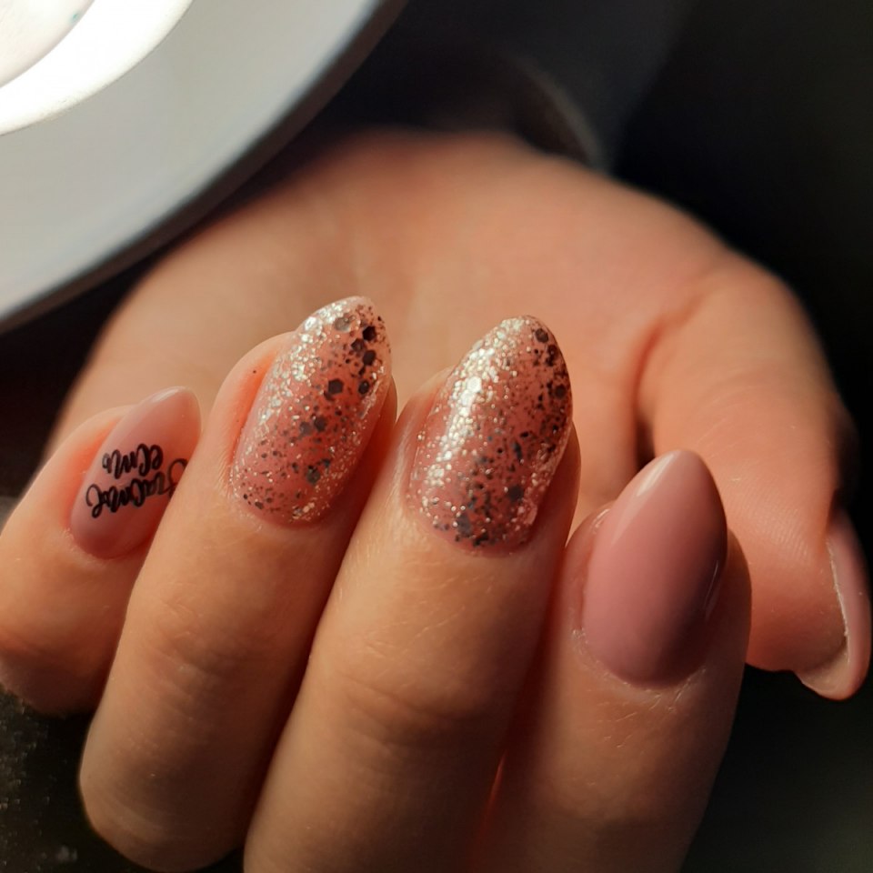 Коралловый маникюр с блестками