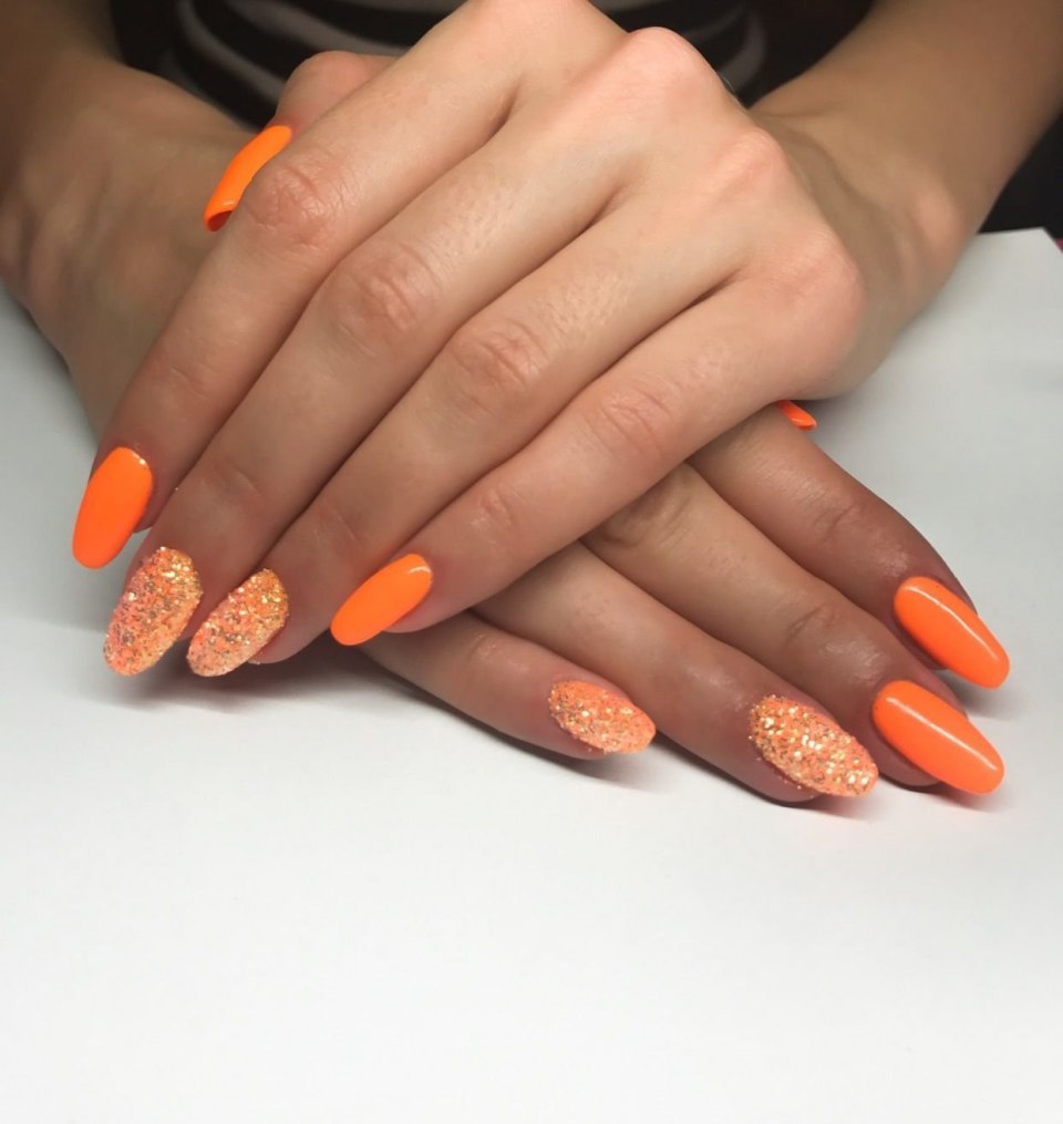 Оранжевый маникюр втирка