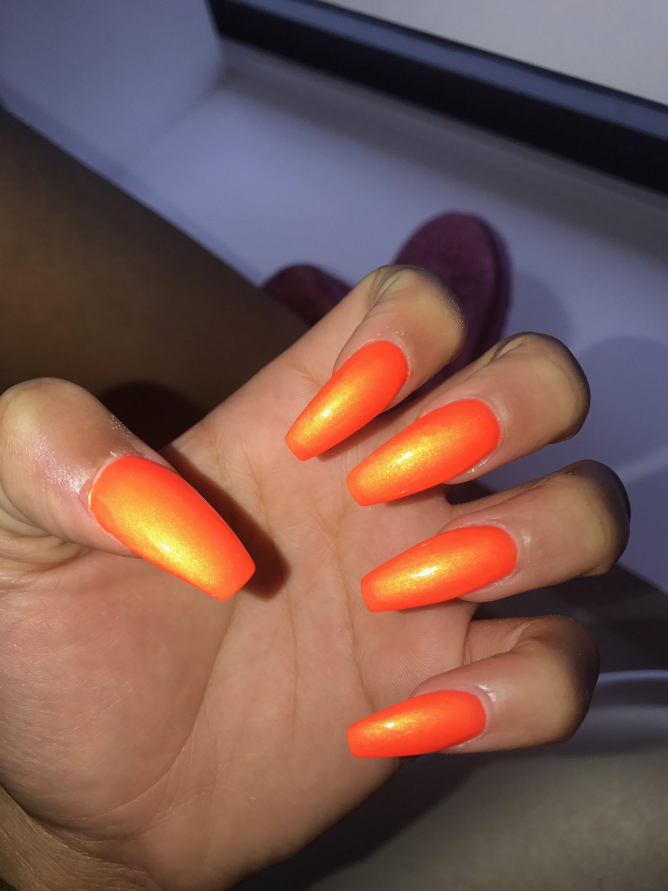 Маникюр оранжевый с золотом