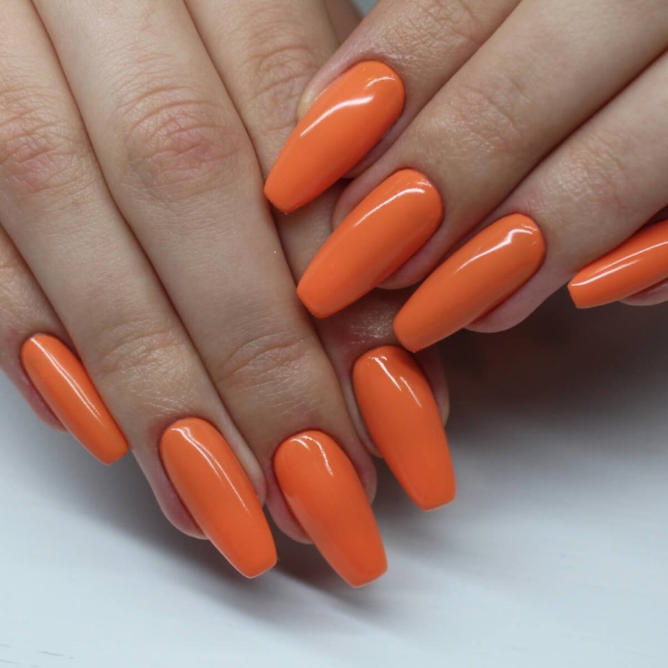 Маникюр молочный с оранжевым