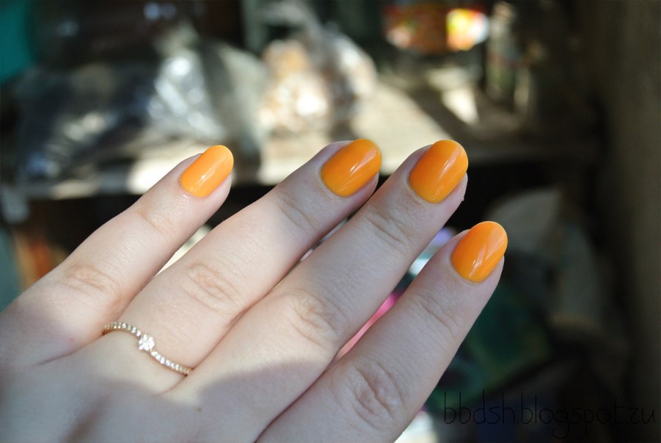 Оранжевый маникюр с блестками