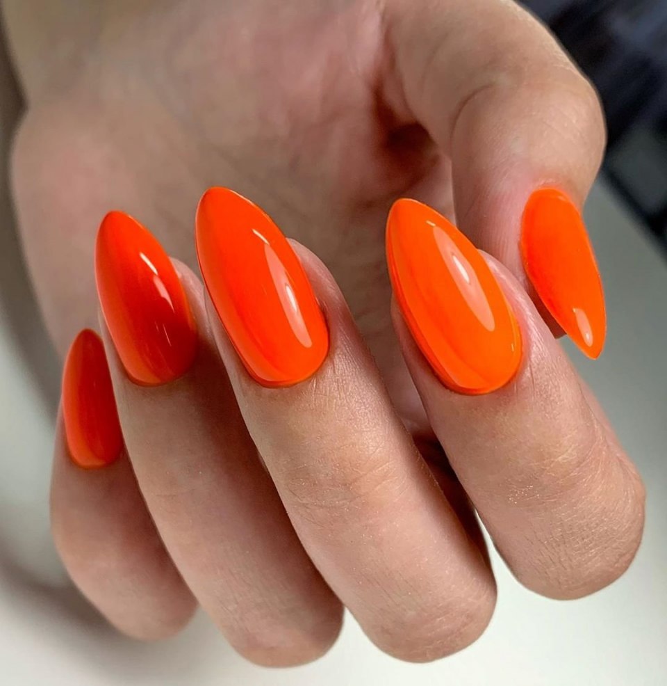 Оранжевый маникюр с втиркой