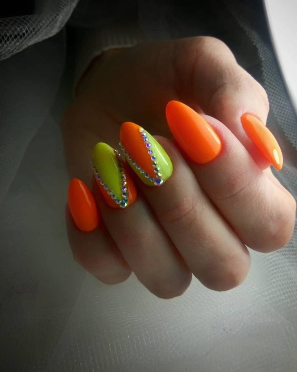 Летний маникюр оранжевый