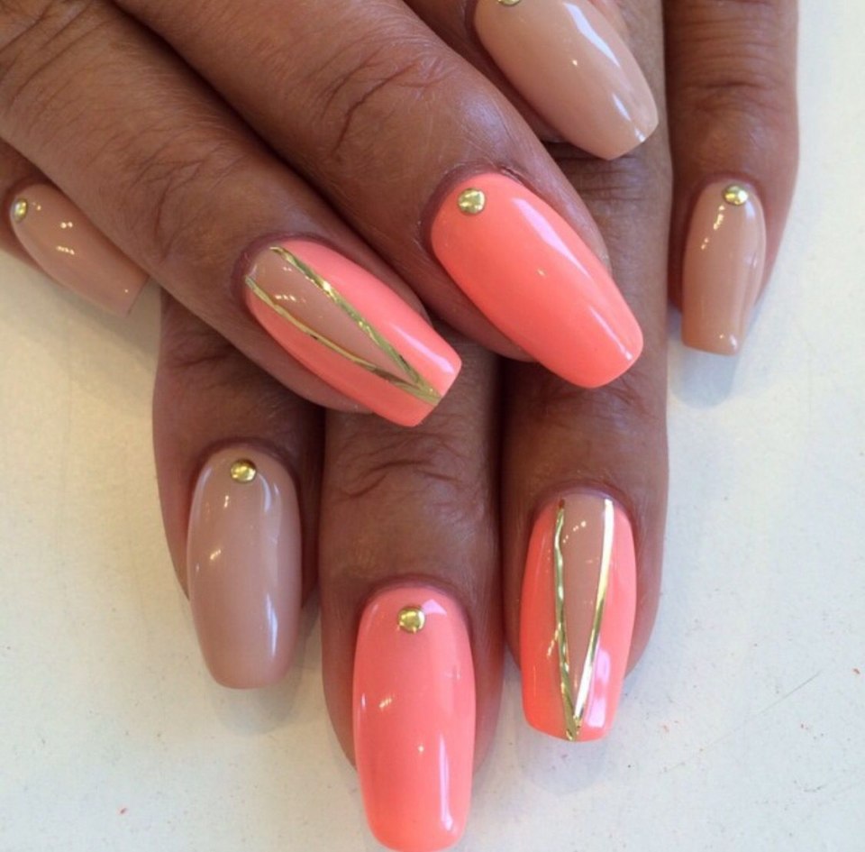 Персиковый маникюр