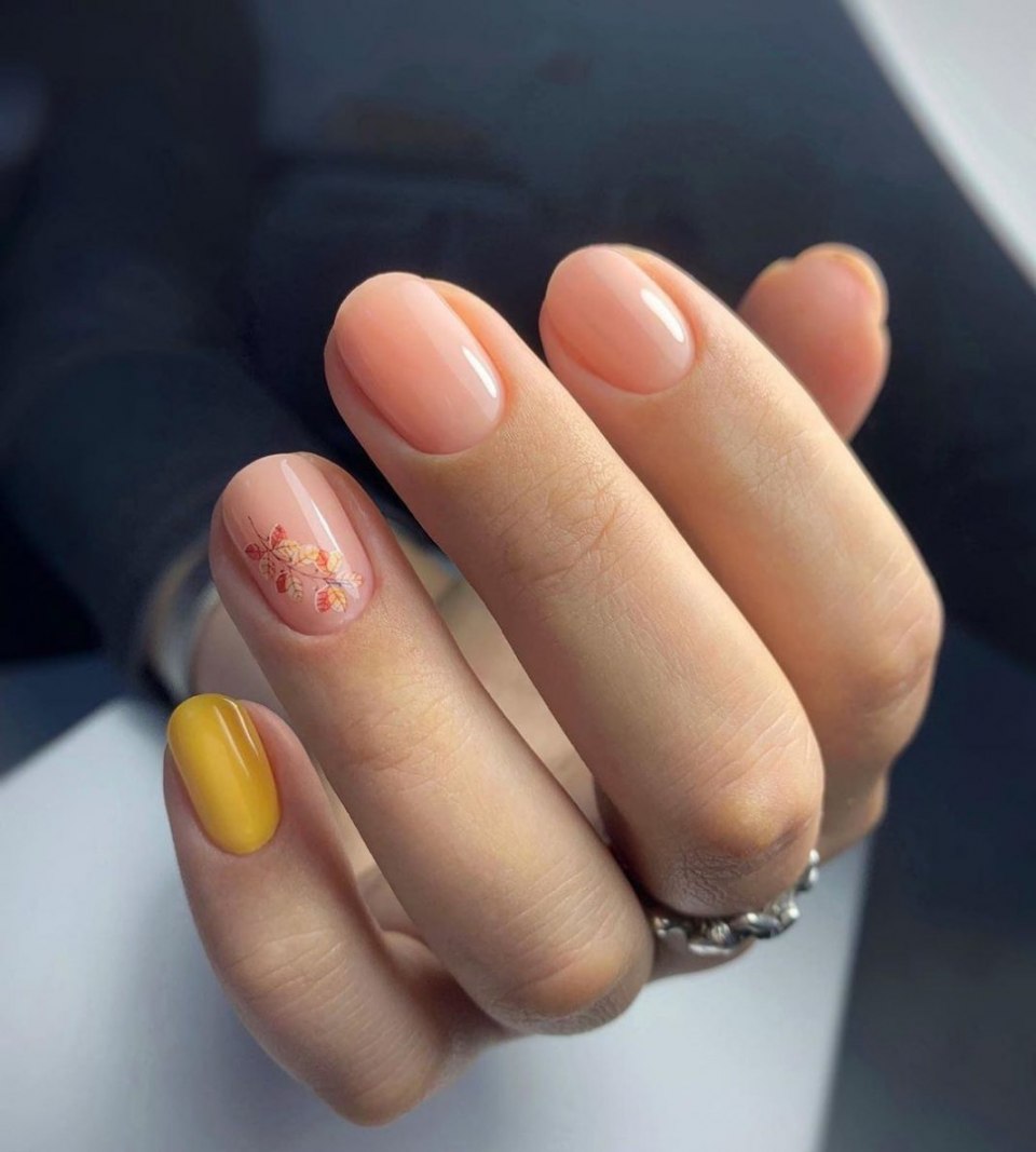 Однотонные ногти короткие