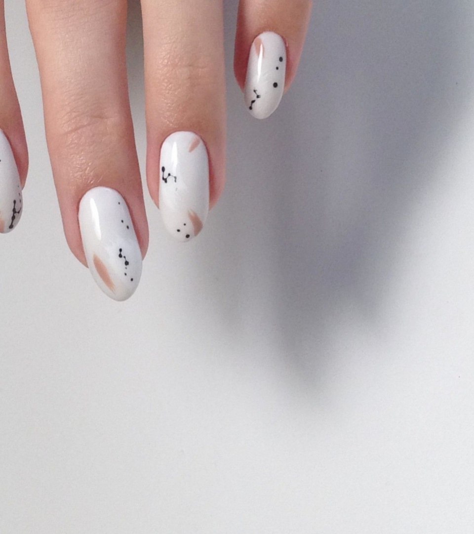 Маникюр белый с рисунком