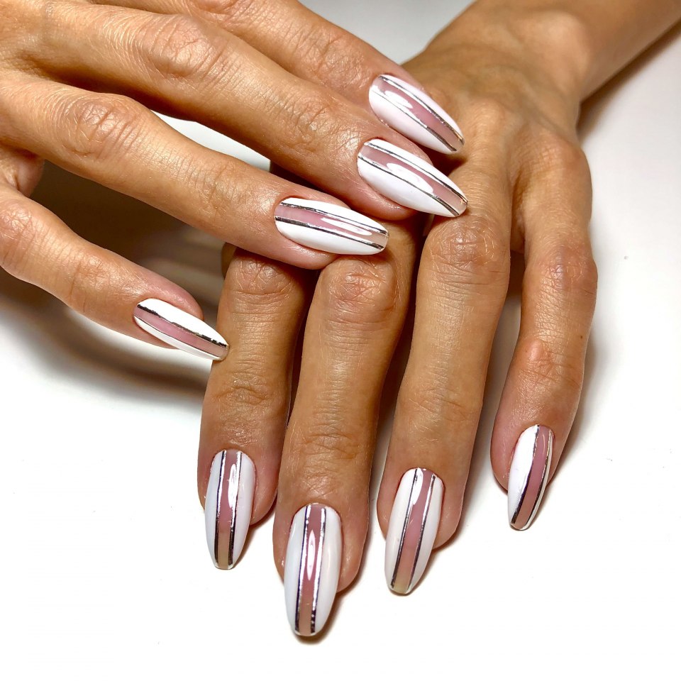 Маникюр с вертикальными полосками