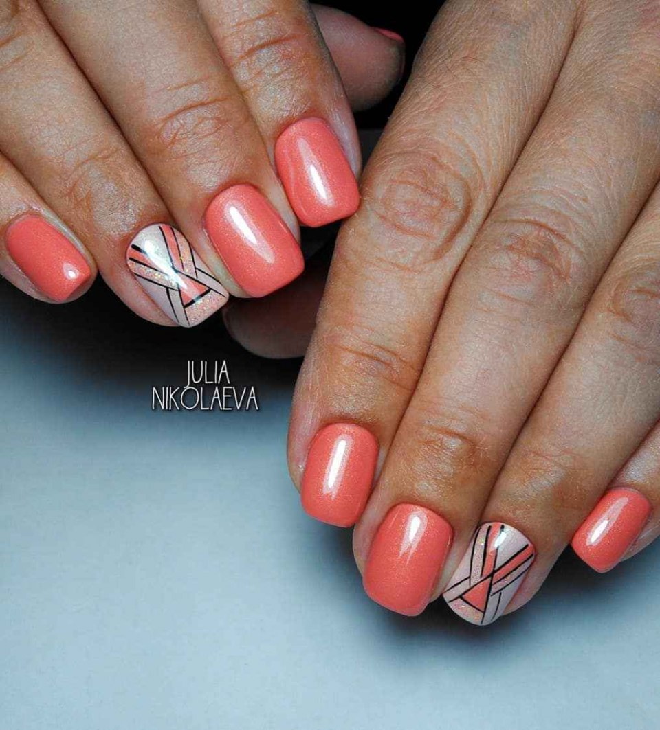 Коралловый маникюр на короткие ногти с белой полоской