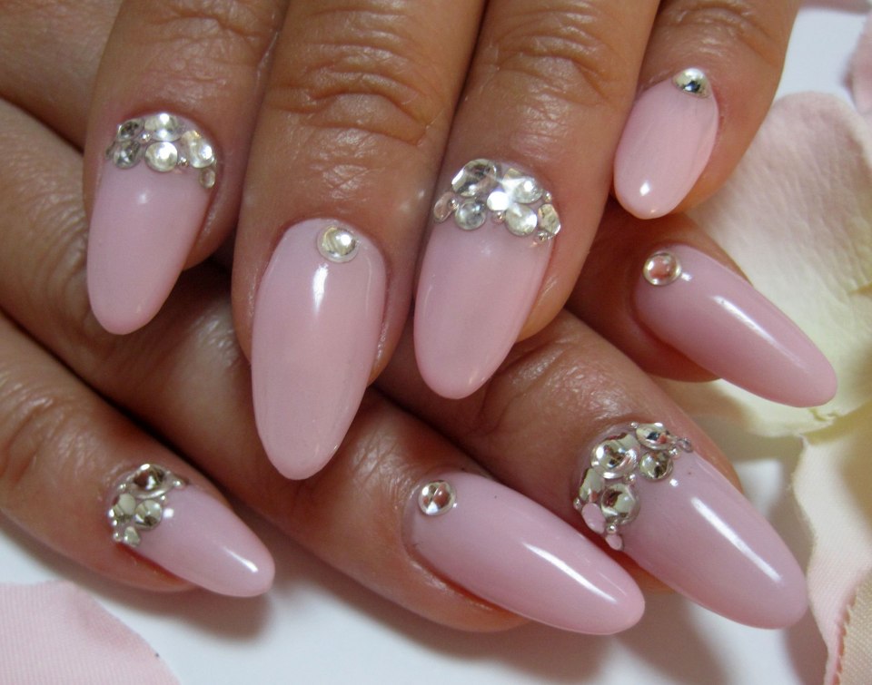 Ногти со стразами овал