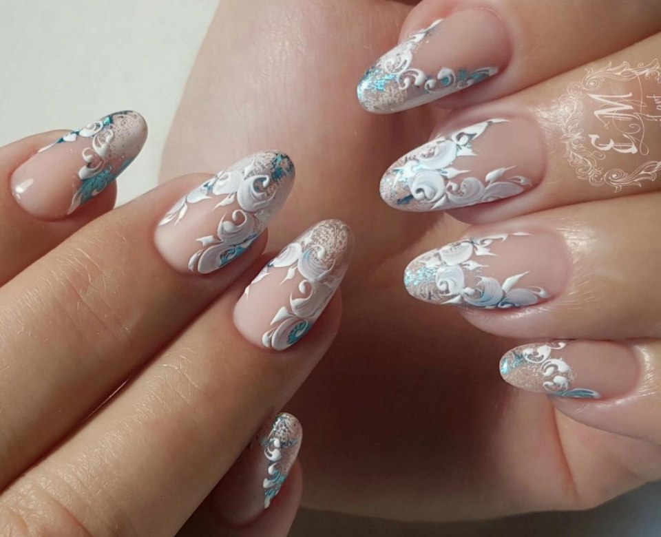 Новогодний маникюр на овальные ногти