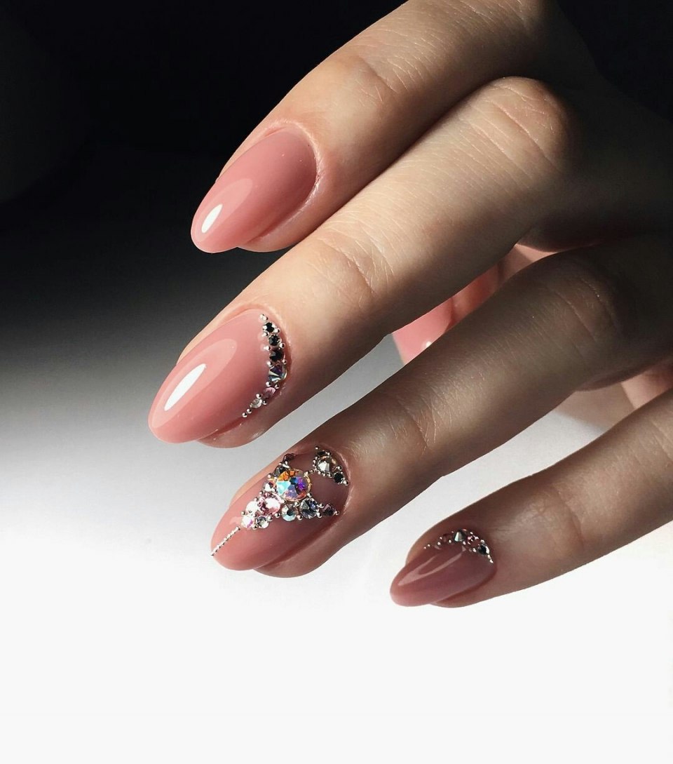 Стразы на ногтях
