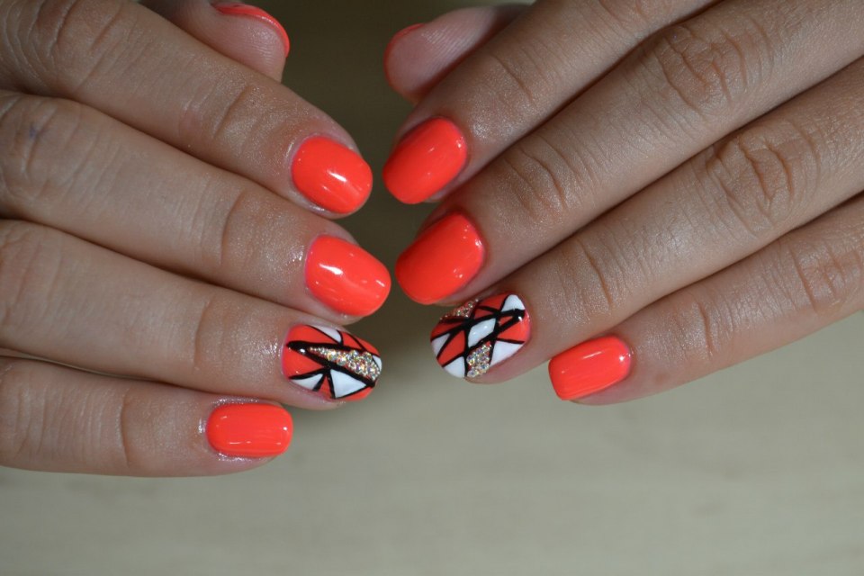 Оранжевые ногти с росписью