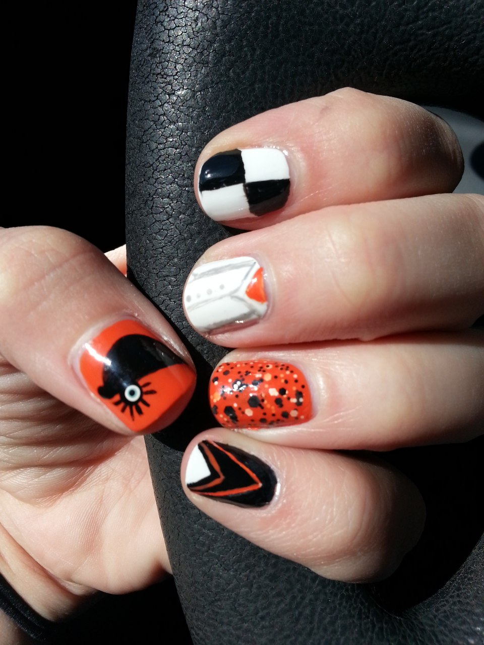 Маникюр голубой с оранжевым