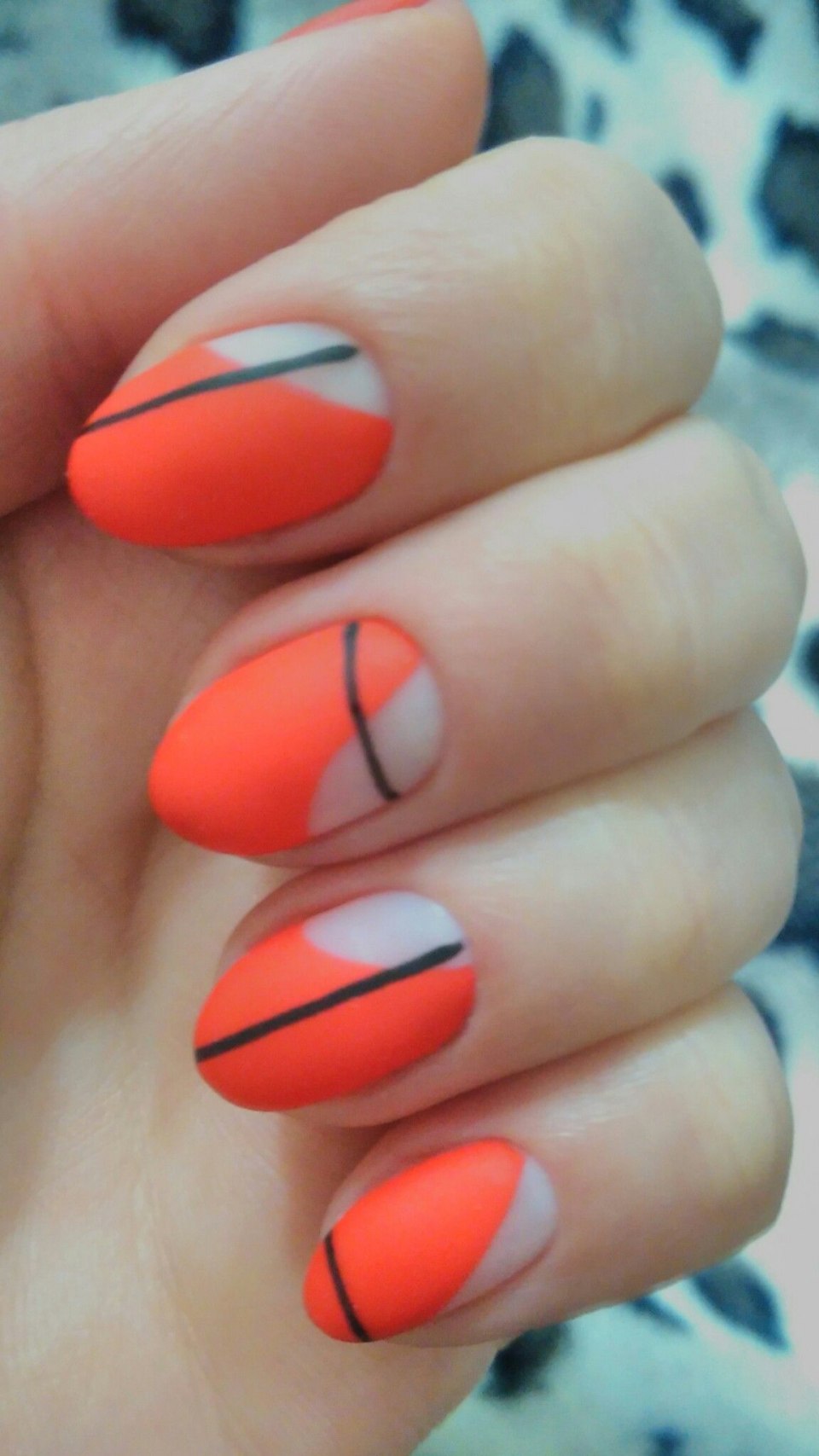 Красно-чёрный маникюр с зеброй