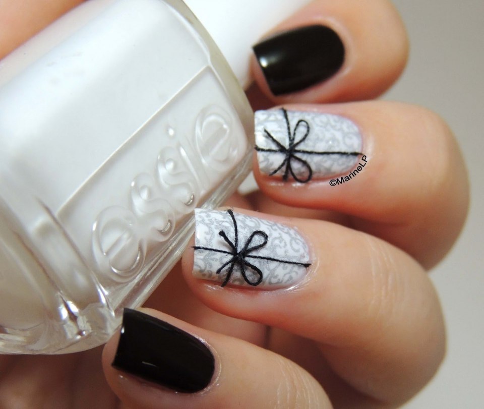 Новогодний маникюр черно белый