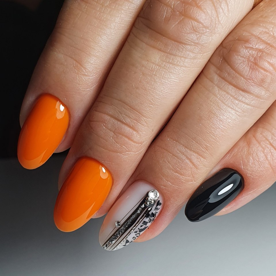 Черно белый геометрический маникюр