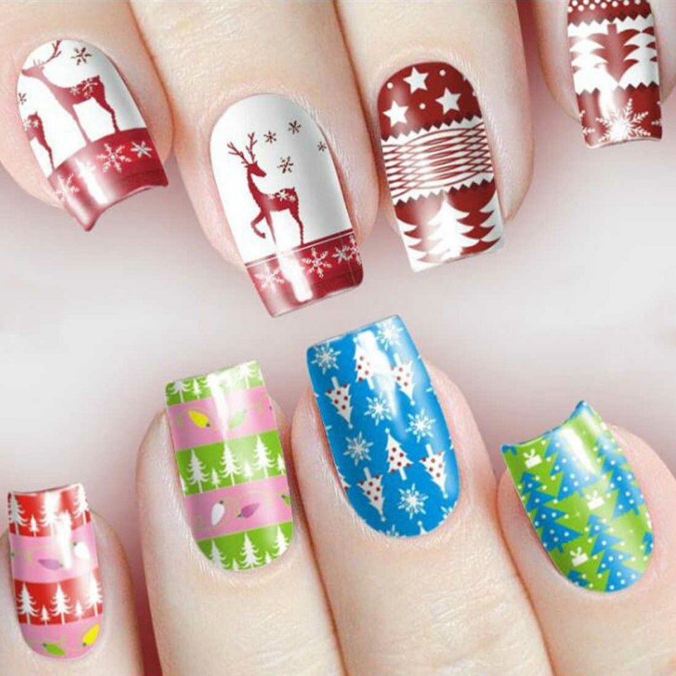 Маникюр с наклейками для ногтей новогодние