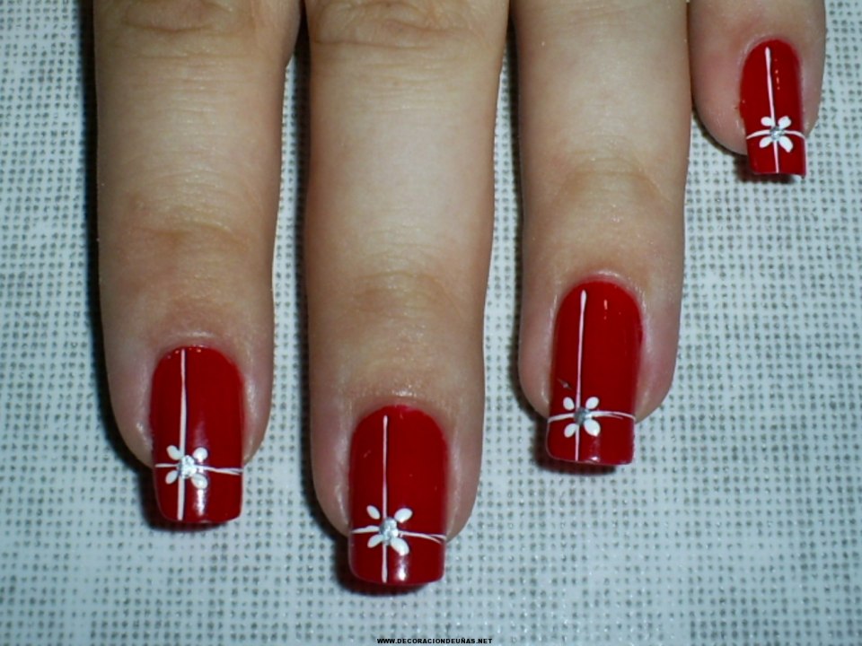 Простые рисунки на ногтях на Красном фоне