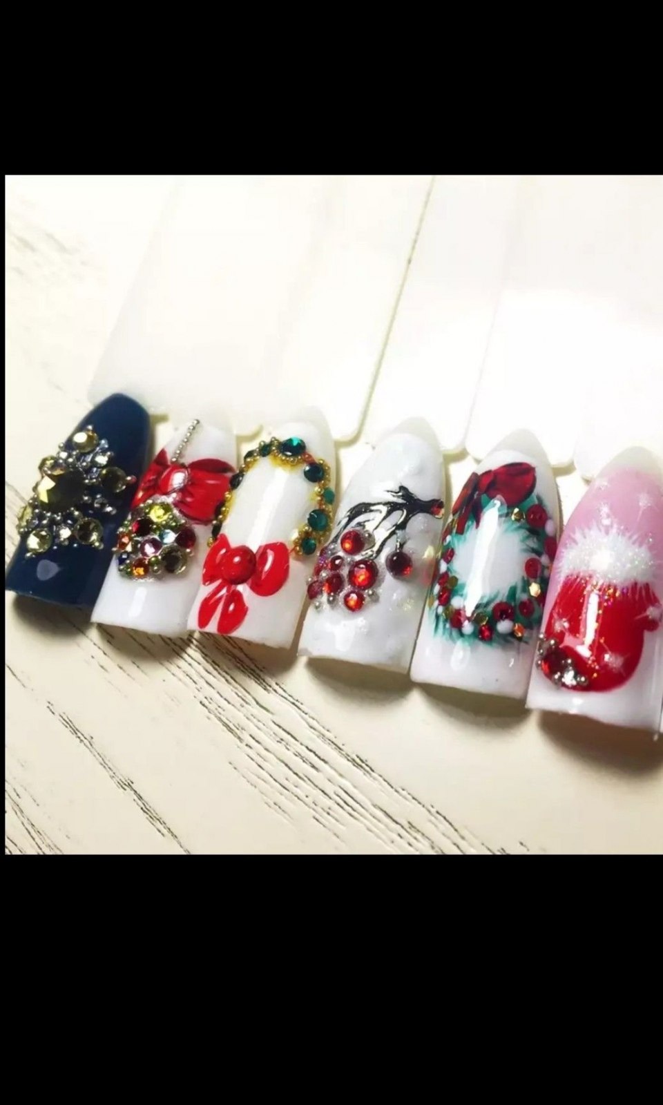Елочная игрушка на ногтях