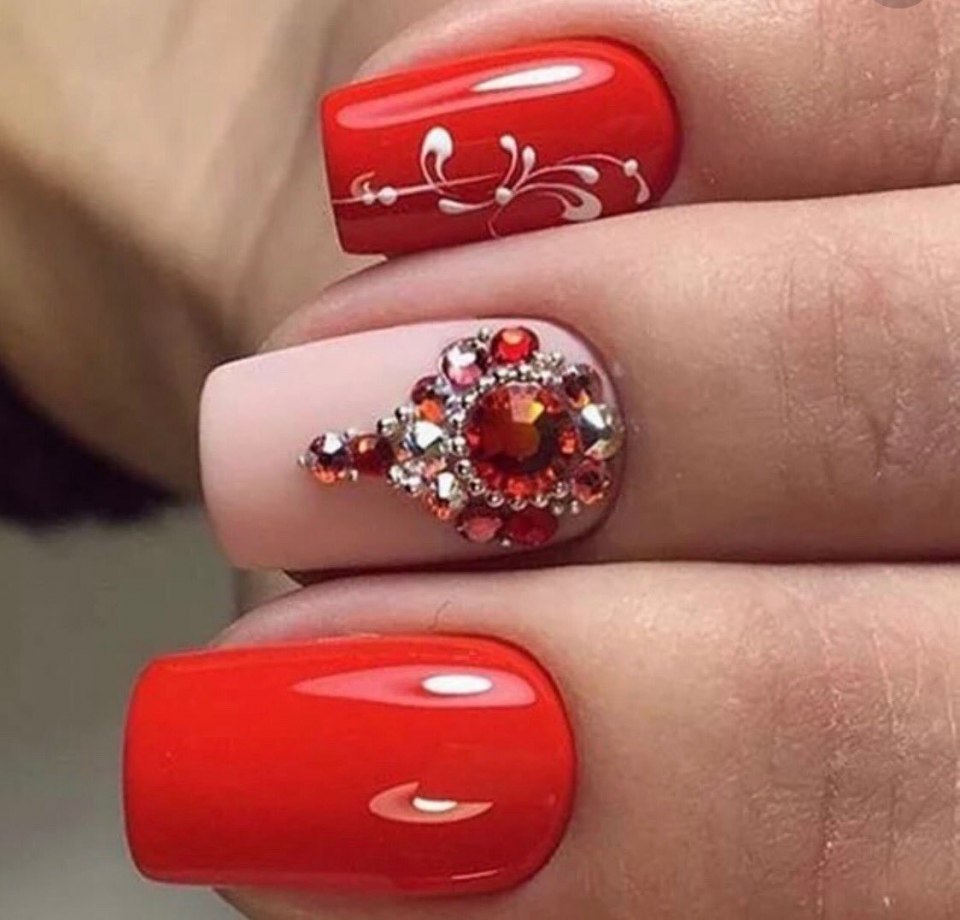 Коралловый маникюр с дизайном на длинные ногти