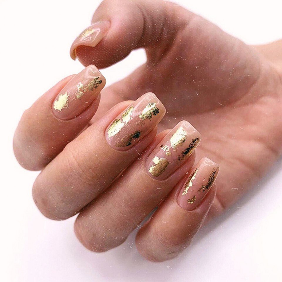 Маникюр осень 2022 с блестящей